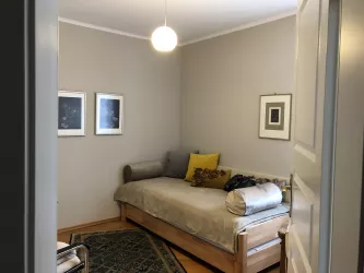 Kleines Schlafzimmer mit Tisch