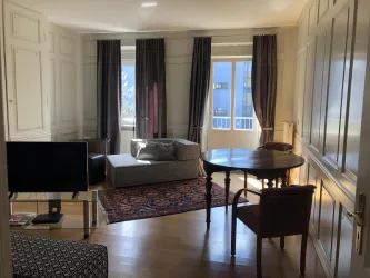 Wohnzimmer mit geräumiger Schrankwand