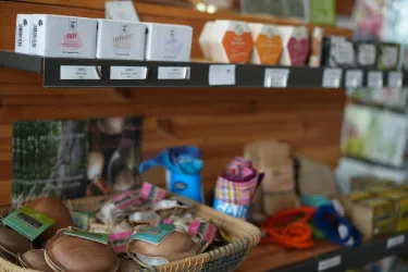 Weltladen innen (© Xenia Schlimmer)