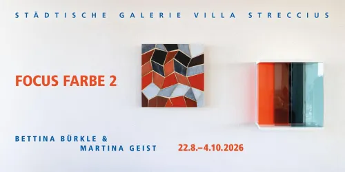 Ein moderner Ausstellungstitel mit leuchtenden Farben. Die Kunstwerke von Bettina Bürkle und Martina Geist sind auf einer hellen Wand angeordnet.