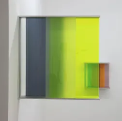Ein moderner Wandkunst-Objekt mit farbigen, transparenten Platten in Gelb, Blau und Orange. Die klare geometrische Form schafft einen interessanten visuellen Effekt.