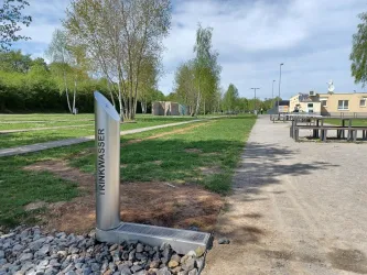 Die Stadt Landau und die Energie Südwest sorgen für Erfrischung und bieten allen Durstigen kostenfreies Trinkwasser an. Auf Knopfdruck sprudelt das Wasser aus dem Brunnen.
