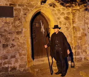 Nachtwächter mit Hörnerklang und Laterne - vor dem Tor des Galeerenturms in Landau -  Gästeführer Wolfgang Kappes 