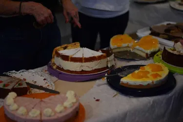 Eine Auswahl an verschiedenen Torten auf einem Tisch. Mehrere Kuchen mit Sahne und Früchten sind dekorativ angerichtet.