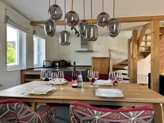 Esstisch mit Blick in die Küche