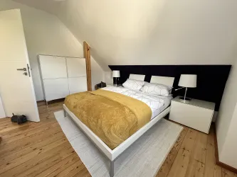 Hauptschlafzimmer mit gemütlichem Hülsta - Doppelbett (160x200cm) und Hülsta - Nachttischen und Kleiderschrank.