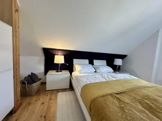 Hauptschlafzimmer mit Hülsta Doppelbett (160x200cm), Hülsta Kommode und Nachttischen.