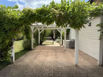 Carport für Auto und Räder (Steckdose für E-Bikes).