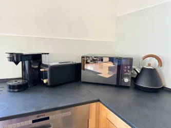 Kaffeemaschine (PHILIPS Senseo Switch Pad- und Filterkaffeemaschine), Mikrowelle, Toaster und Wasserkocher.