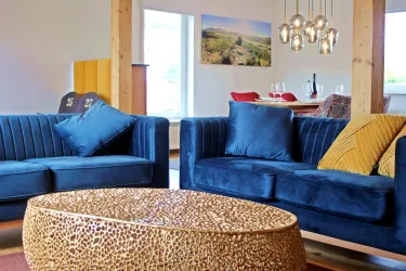 Couch im offenen Wohn-Esszimmer-Küche