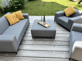 Outdoorcouch auf der Terrasse, nach Süden ausgerichtet.