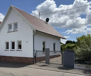 Straßenansicht des Ferienhauses Wein&Wald mit elektrischem Hoftor.
