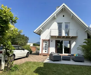Gartenansicht des Ferienhauses Wein&Wald, der Garten ist nach Süden hin ausgerichtet