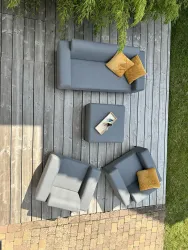 Gemütliche Sitzecke auf der Holzterrasse.