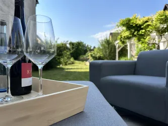 Sitzecke auf der Terrasse mit Blick auf den Garten.