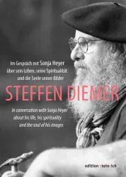 Ein Porträt von Steffen Diemer in einem Gespräch mit Sonja Heyer. Der Hintergrund zeigt eine ruhige Atmosphäre, die seine Spiritualität und den Ausdruck seiner Kunst unterstreicht.