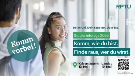 Eine junge Frau mit Brille lächelt in die Kamera. Im Hintergrund sind wechselnde Menschen und ein helles, einladendes Umfeld zu sehen.