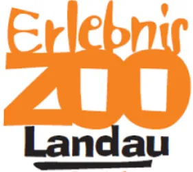 Ein Logo des Erlebniszoos Landau. Es zeigt den Schriftzug „Erlebnis Zoo“ in kräftigen orangefarbenen Buchstaben.