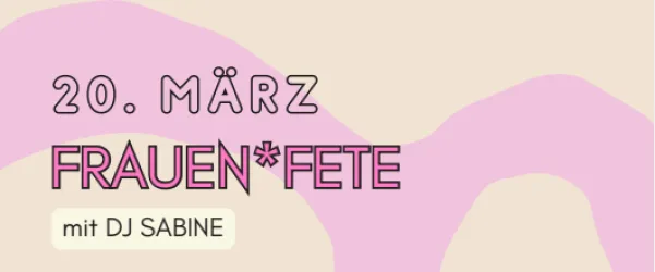 Ein Zimmer mit einer gemütlichen Einrichtung. An der Wand hängen Bilder, und ein Bett ist mit einer Decke bedeckt.