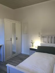 Großer Schrank mit super bequemem Bett