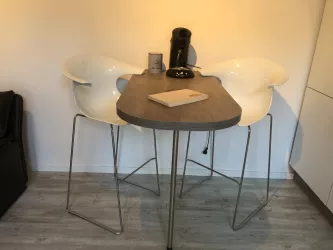 Frühstückstisch mit Kaffeemaschine