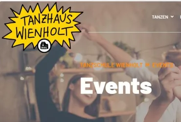 Eine fröhliche Tanzveranstaltung mit Menschen, die ihre Hände heben. Im Hintergrund sind kreative Elemente und ein einladendes Ambiente zu sehen.