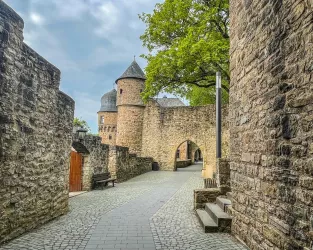 Der Weg zum zweiten Burgtor
