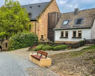 Detailansicht mit der Zehntscheune im Hintergrund