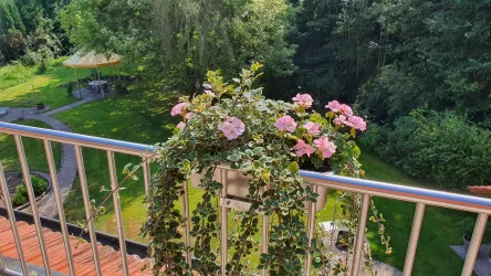 Balkon mit Ausblick auf den Garten