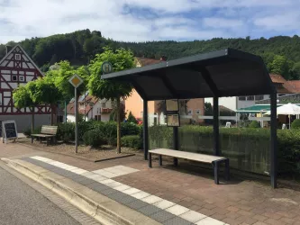 Bushaltestelle Schönau Ort (© Adrian Stilgenbauer)