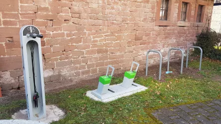 E-Bike Ladestation mit Reparatur in Schönau (© Anette Lang)