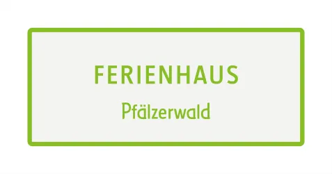 Ein Schild mit der Aufschrift "Ferienhaus Pfälzerwald" in grüner Schrift. Es hat einen klaren, einfachen Designstil.