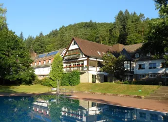 Heilsbach Schönau mit Schwimmbad (© Archiv Heilsbach)