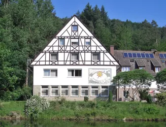 Heilsbach Schönau mit Teich (© Archiv Heilsbach)