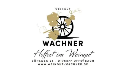 Ein Logo des Weinguts Wachner, das das Hoffest am 18. Mai 2025 ankündigt. Die Gestaltung umfasst Trauben, ein Wagenrad und die Adresse des Weinguts.