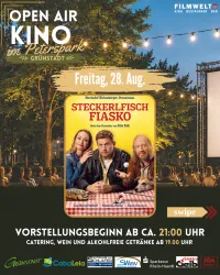 Ein Plakat für ein Open-Air-Kino im Peterspark mit dem Film "Steckerlfisch Fiasko". Die Veranstaltung findet am Freitag, 28. August, um 21:00 Uhr statt, mit Catering und Getränken ab 19:00 Uhr.