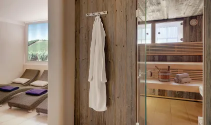 Barriquesauna und Liegebereich im Palavita Spa