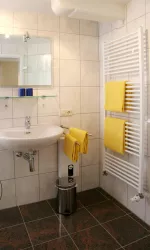 Badezimmer (© Weingut Hans-Jürgen Becker & Sohn GbR)
