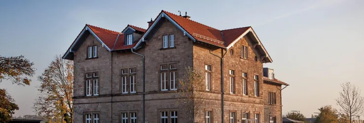Gebäude außen (© www.bahnhof-rohrbach.de)