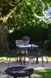 Sitzbereich im Garten Annettes Pfalz (© Annette Spies)