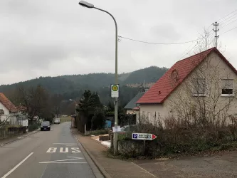 Bushaltestelle Richtung Erlenbach/Dahn (© Adrian Stilgenbauer)