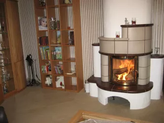 Wohnzimmer mit Kachelkamin (© Archiv Leistungsträger)