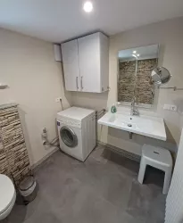 Badezimmer mit Waschmaschine (© Archiv Ferienwohnung in der Grünheck)