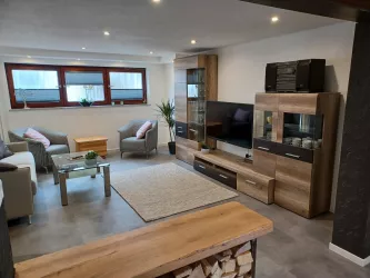 Wohnzimmer mit TV (© Archiv Ferienwohnung in der Grünheck)