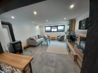 Wohnzimmer mit Ofen (© Archiv Ferienwohnung in der Grünheck)