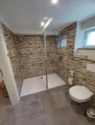 Badezimmer mit Dusche (© Archiv Ferienwohnung in der Grünheck)