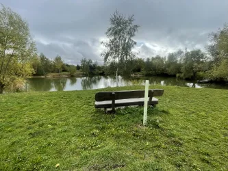 Bürgersee in Zeiskam mit Ruhebank