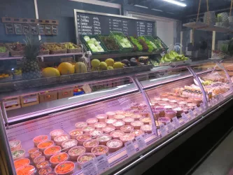 Frische Auslagen mit selbstgemachten Salaten