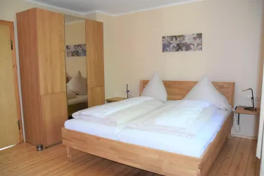 Schlafzimmer Gaube OG (© Archiv: Ferienhaus Brug)