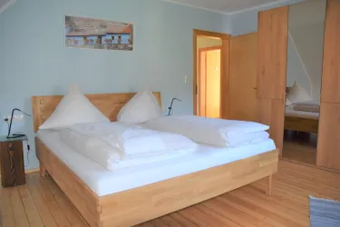 Schlafzimmer rechts OG (1) (© Archiv: Ferienhaus Brug)